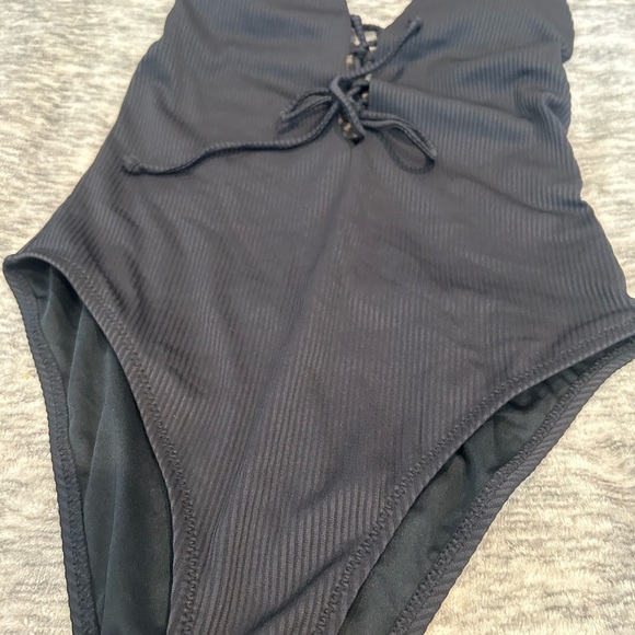 NWT Cupshe Size Medium Ribbed One Piece Women’s Swimsuit - Picture 3 of 7